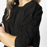 Blusa Mitchel de la marca EV-2026-610, con diseño elegante y detalles en la tela, mostrada en la imagen SINGOLARE4533.jpg.
