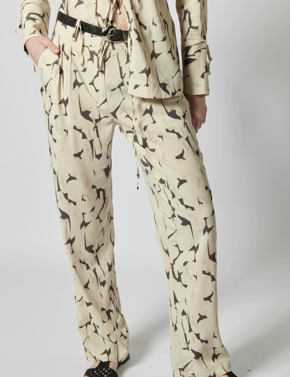 Pantalón Sammei de la marca P-2026-812, pantalones de tela con diseño moderno, en color oscuro, visible en la imagen.