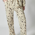 Pantalón Sammei de la marca P-2026-812, pantalones de tela con diseño moderno, en color oscuro, visible en la imagen.