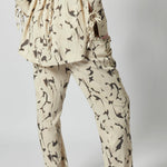 Pantalón Sammei P-2026-812 en color oscuro, con diseño moderno y ajuste cómodo, visible en la imagen.