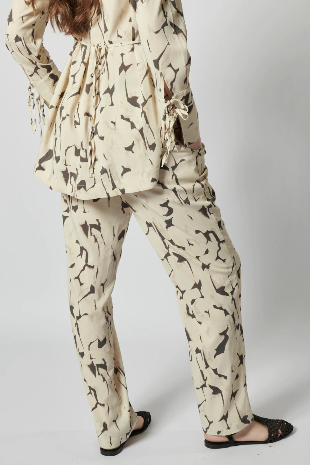 Pantalón Sammei P-2026-812 en color oscuro, con diseño moderno y ajuste cómodo, visible en la imagen.
