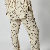 Pantalón Sammei P-2026-812 en color oscuro, con diseño moderno y ajuste cómodo, visible en la imagen.