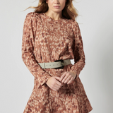 Vestido Namy de la marca P-2026-712, vestido elegante con detalles en la tela, mostrado en la imagen Singolare4587.webp