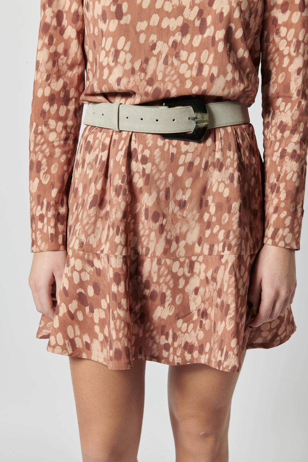 Vestido Namy de la marca P-2026-712, vestido elegante con diseño moderno en tonos neutros.