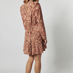Vestido Namy de la marca P-2026-712, mostrando el diseño elegante y detalles del vestido en la imagen.