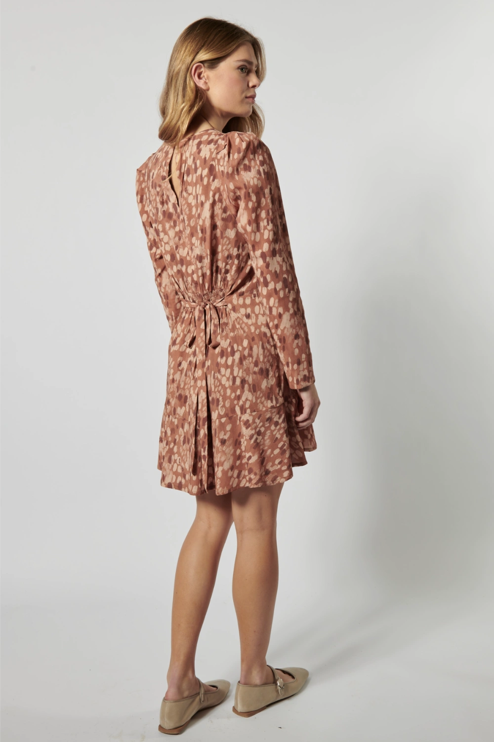 Vestido Namy de la marca P-2026-712, mostrando el diseño elegante y detalles del vestido en la imagen.