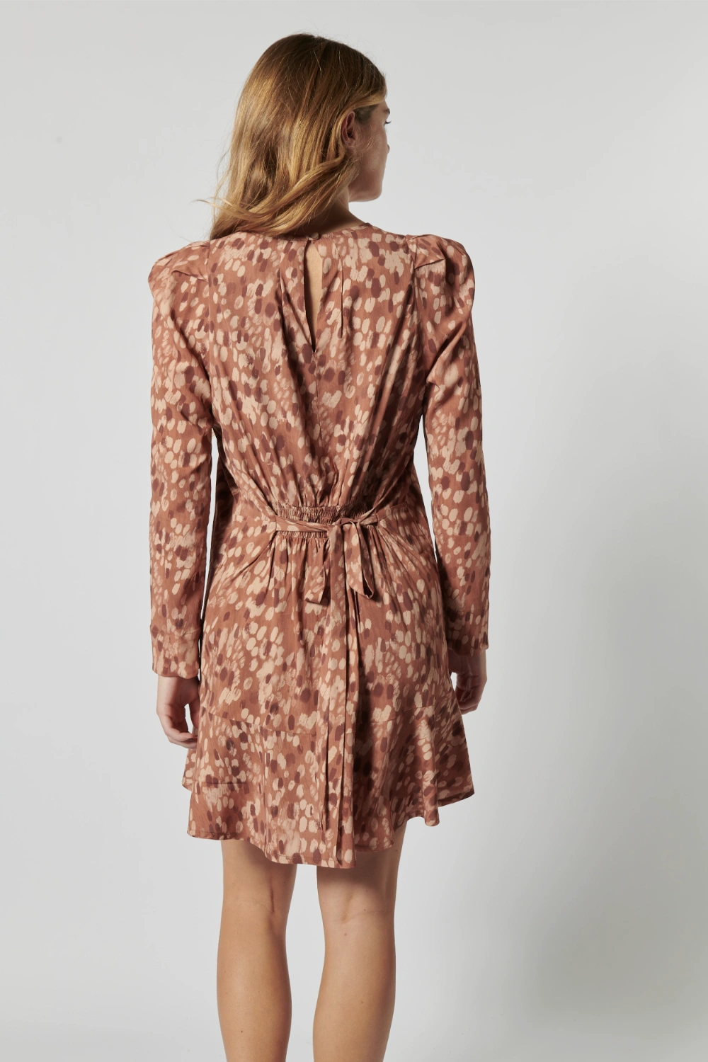 Vestido Namy de la marca P-2026-712 en color y estilo elegantes, con diseño moderno y detalles en la tela.