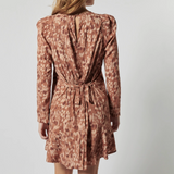 Vestido Namy de la marca P-2026-712 en color y estilo elegantes, con diseño moderno y detalles en la tela.