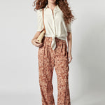 Pantalón Lire de la marca P-2026-811, pantalones de tela en color neutro, con diseño clásico y detalles en la cintura.
