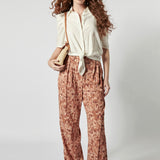 Pantalón Lire de la marca P-2026-811, pantalones de tela en color neutro, con diseño clásico y detalles en la cintura.