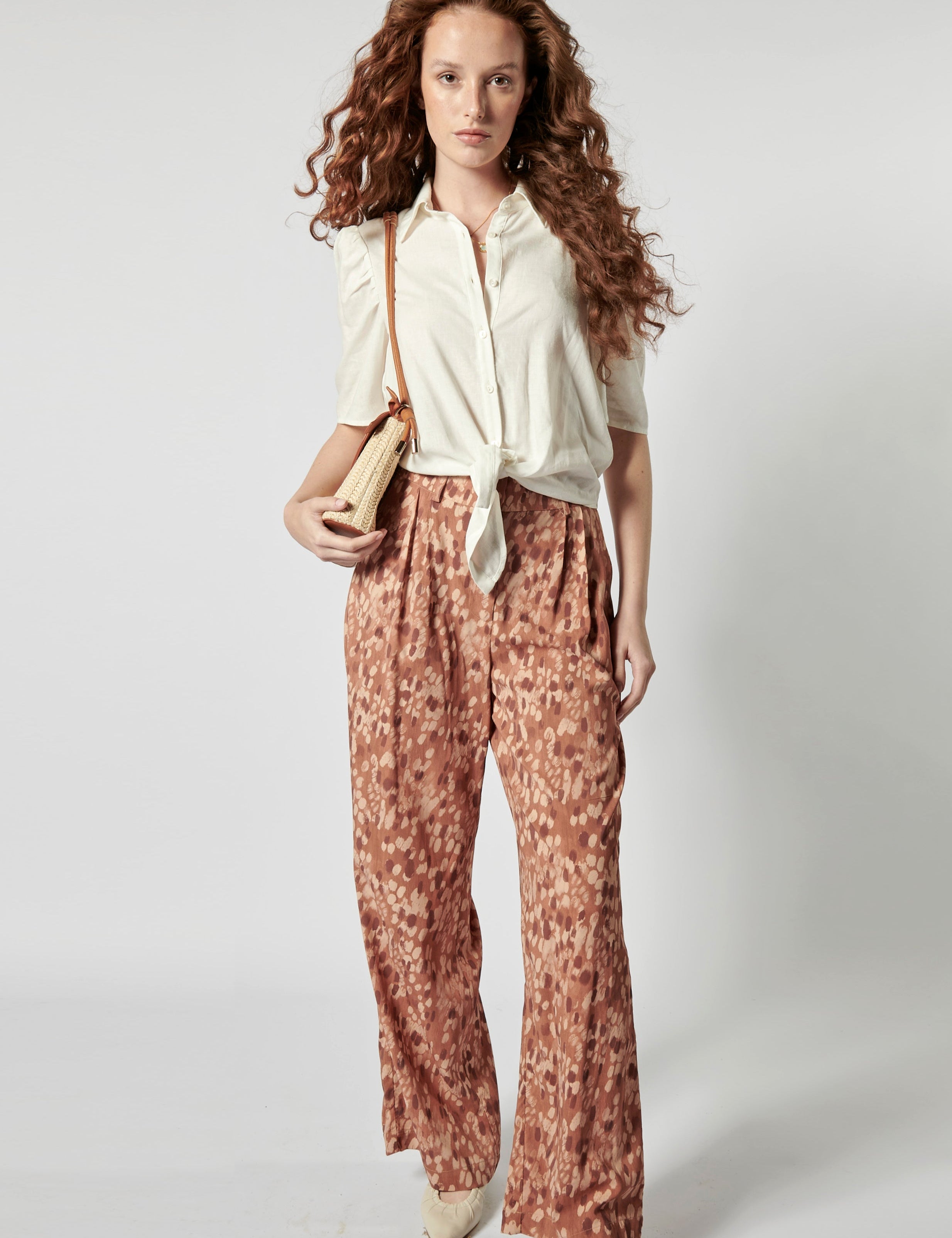 Pantalón Lire de la marca P-2026-811, pantalones de tela en color neutro, con diseño clásico y detalles en la cintura.