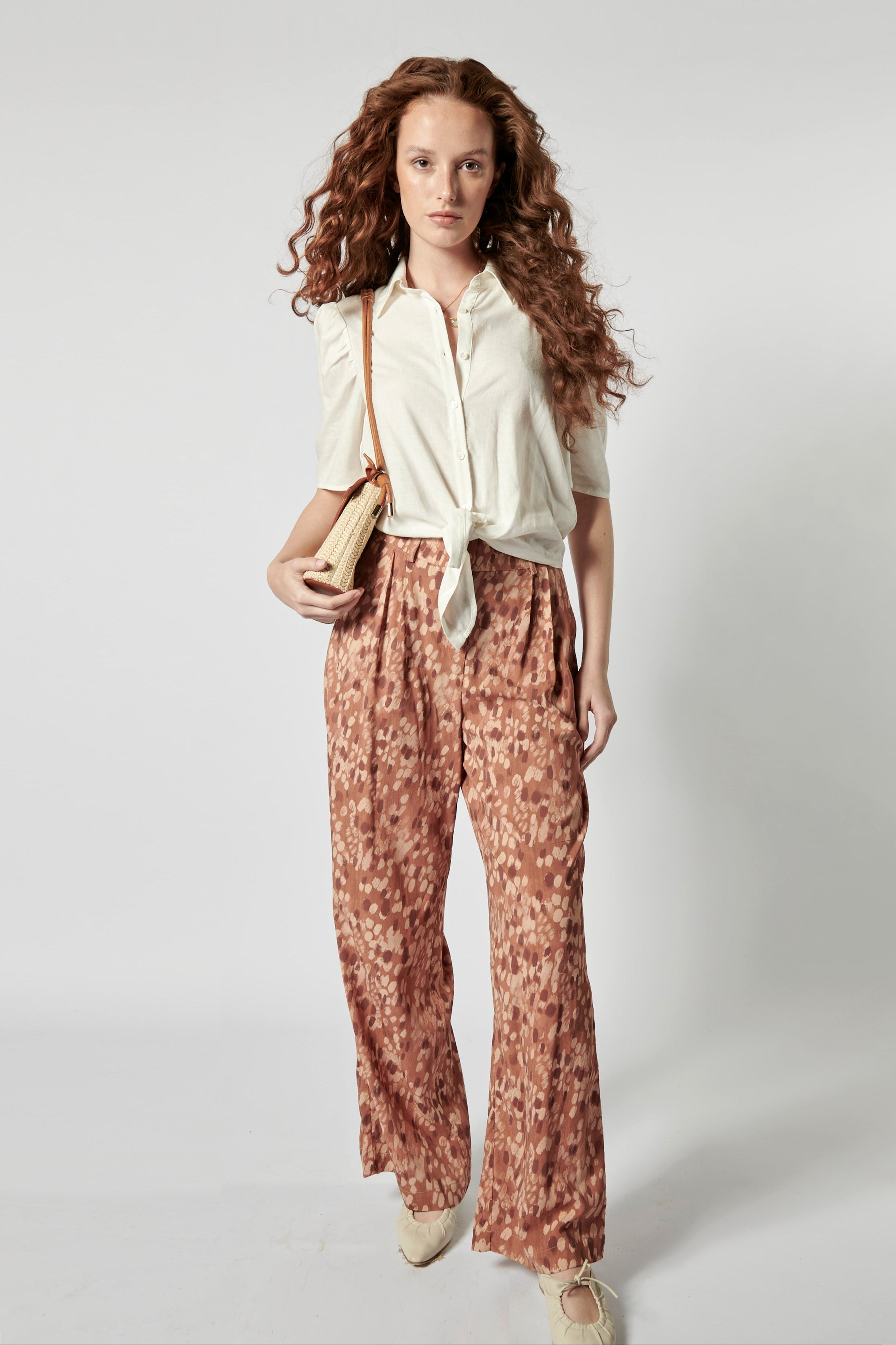 Pantalón Lire de la marca P-2026-811, pantalones de tela en color neutro, con diseño clásico y detalles en la cintura.