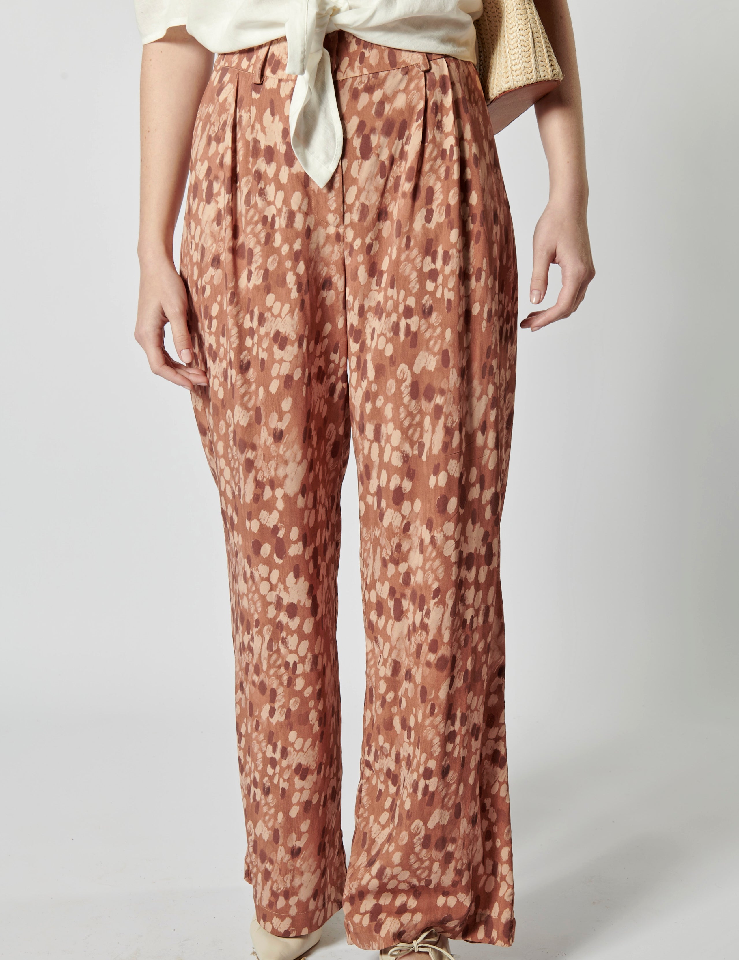 Pantalón Lire de la marca P-2026-811, pantalones de tela con diseño moderno en color neutro, vista frontal.