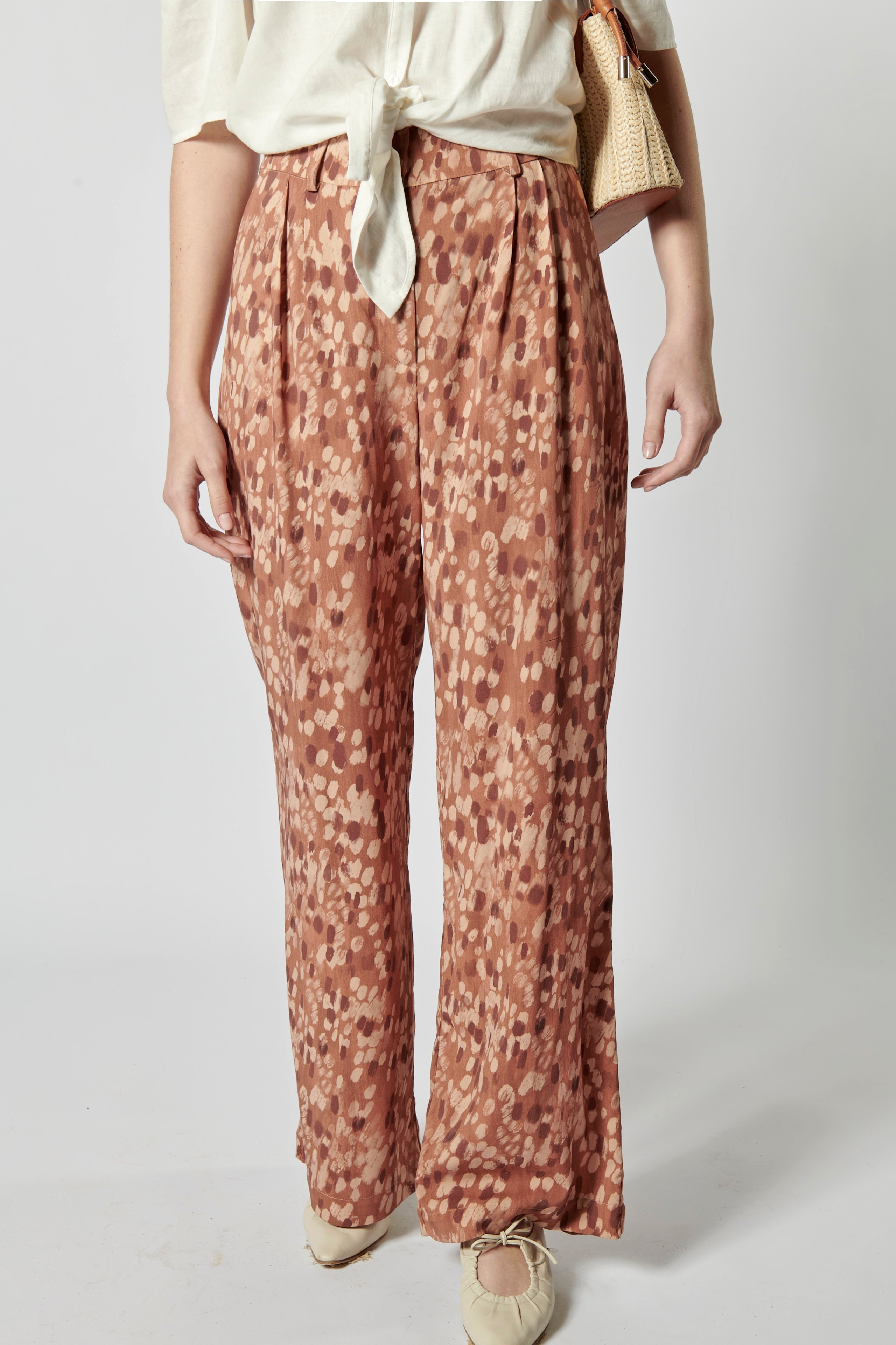 Pantalón Lire de la marca P-2026-811, pantalones de tela con diseño moderno en color neutro, vista frontal.