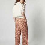 Pantalón Lire de la marca P-2026-811, pantalones de estilo moderno en color neutro con detalles de diseño en la imagen.