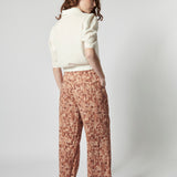 Pantalón Lire de la marca P-2026-811, pantalones de estilo moderno en color neutro con detalles de diseño en la imagen.