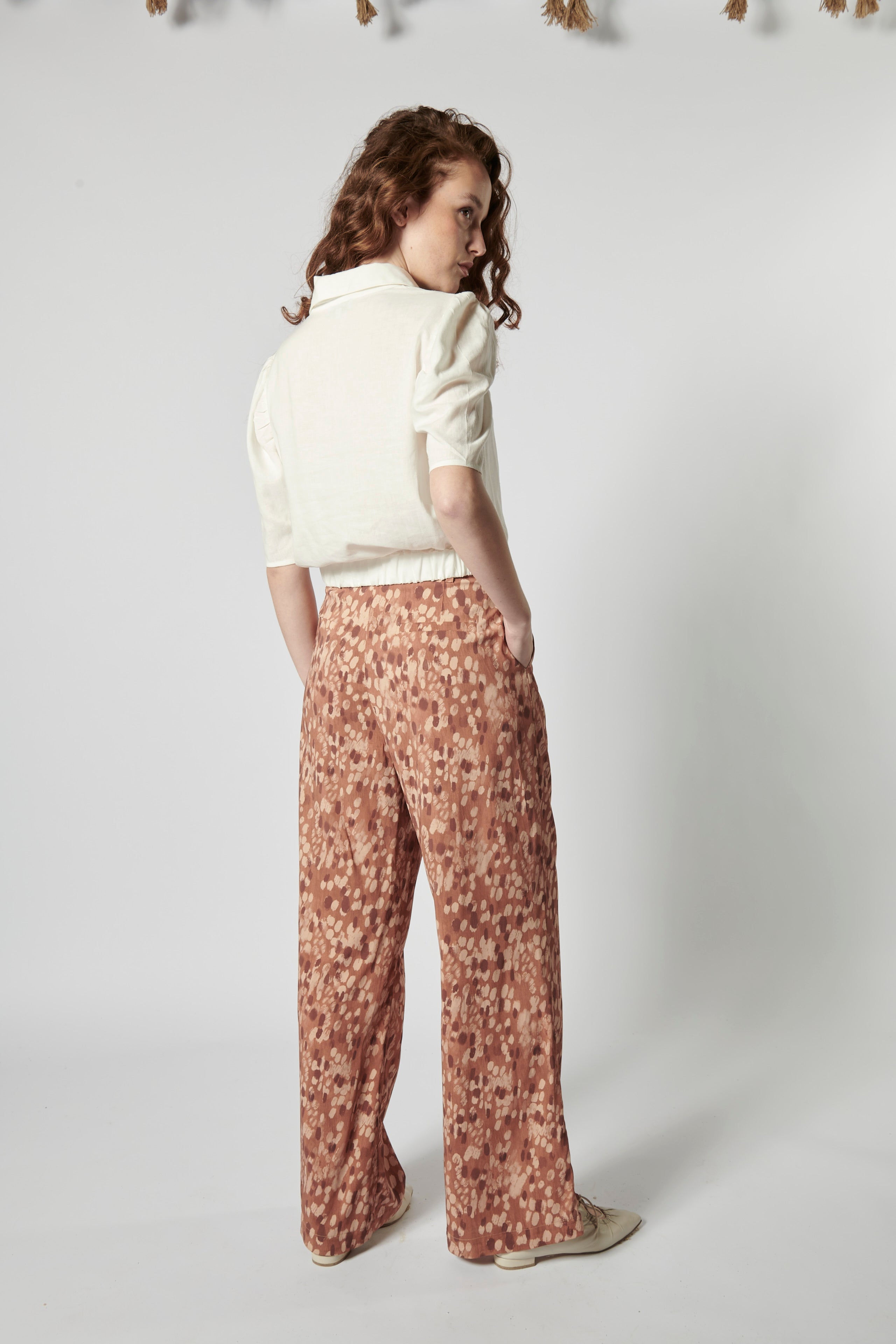 Pantalón Lire de la marca P-2026-811, pantalones de estilo moderno en color neutro con detalles de diseño en la imagen.