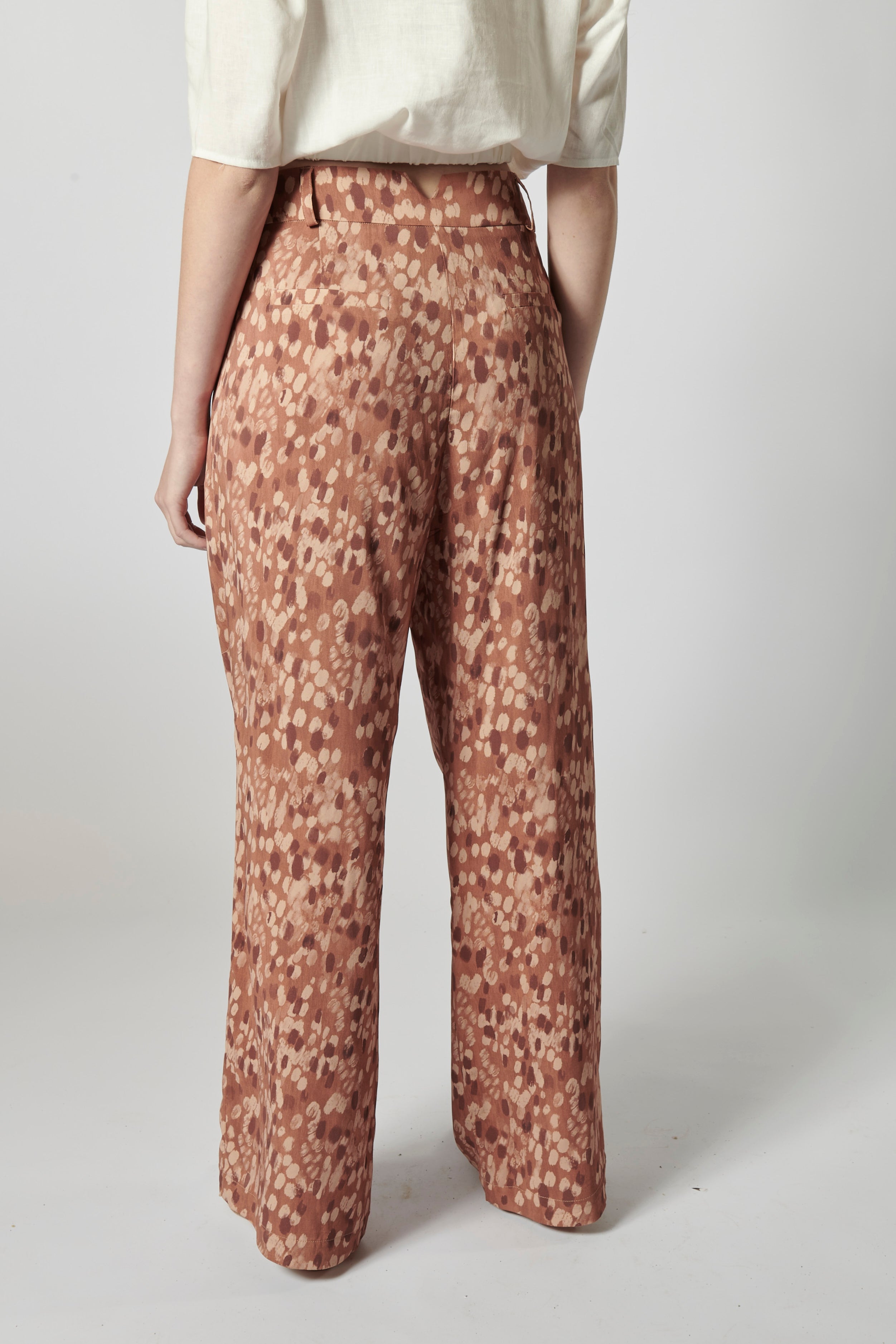 Pantalones P-2026-811 Lire en color neutro, vista frontal mostrando el diseño y la tela del pantalón.