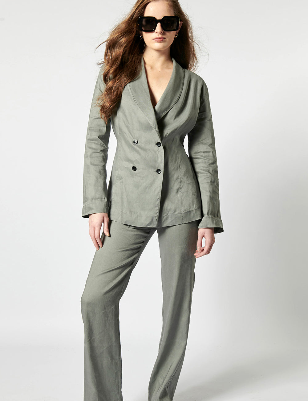 Pantalón Sauco de la marca P-2026-807, pantalones largos en color oscuro, con diseño moderno y ajuste cómodo.