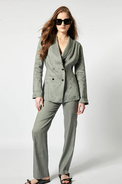 Pantalón Sauco de la marca P-2026-807, pantalones largos en color oscuro, con diseño moderno y ajuste cómodo.