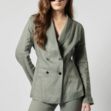 Chaqueta blazer gris Sauco de la marca P-2026-908, vista frontal con solapas y cierre en la parte delantera.