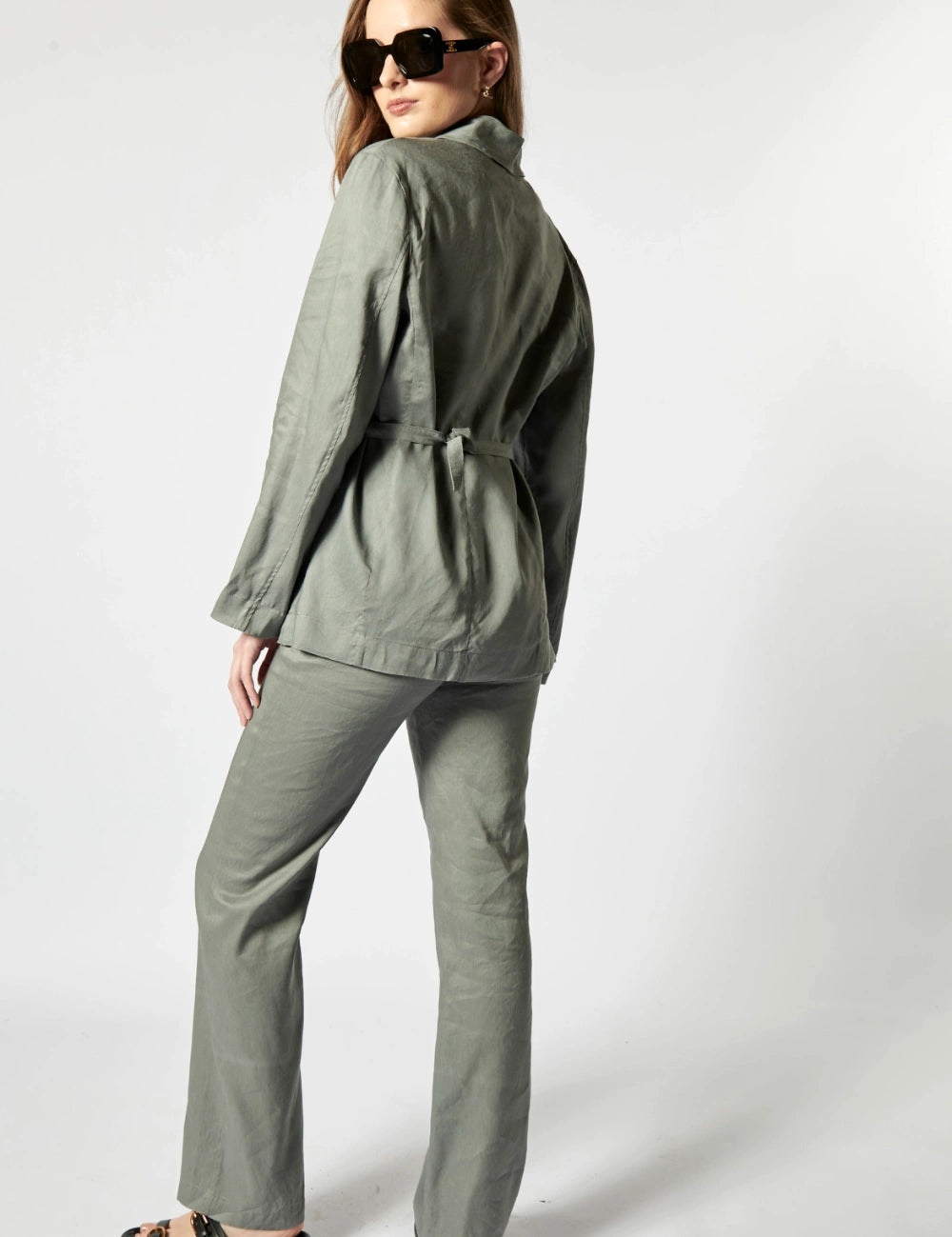 Chaqueta blazer gris Sauco de la marca P-2026-908, con corte elegante y detalles modernos, vista frontal en la imagen.