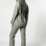 Chaqueta blazer gris Sauco de la marca P-2026-908, con corte elegante y detalles modernos, vista frontal en la imagen.