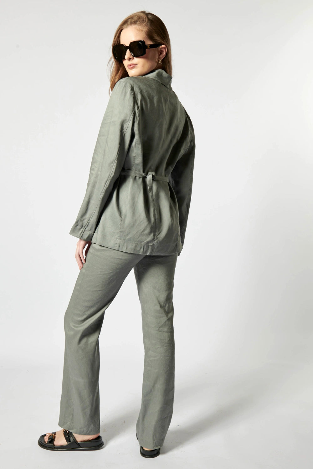 Chaqueta blazer gris Sauco de la marca P-2026-908, con corte elegante y detalles modernos, vista frontal en la imagen.
