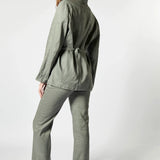 Chaqueta blazer gris Sauco de la marca P-2026-908, con corte elegante y detalles modernos, vista frontal en la imagen.