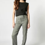 Pantalón Sauco de la marca P-2026-807 en color oscuro, con corte recto y bolsillos frontales, visible en la imagen.