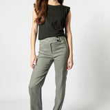 Pantalón Sauco de la marca P-2026-807 en color oscuro, con corte recto y bolsillos frontales, visible en la imagen.