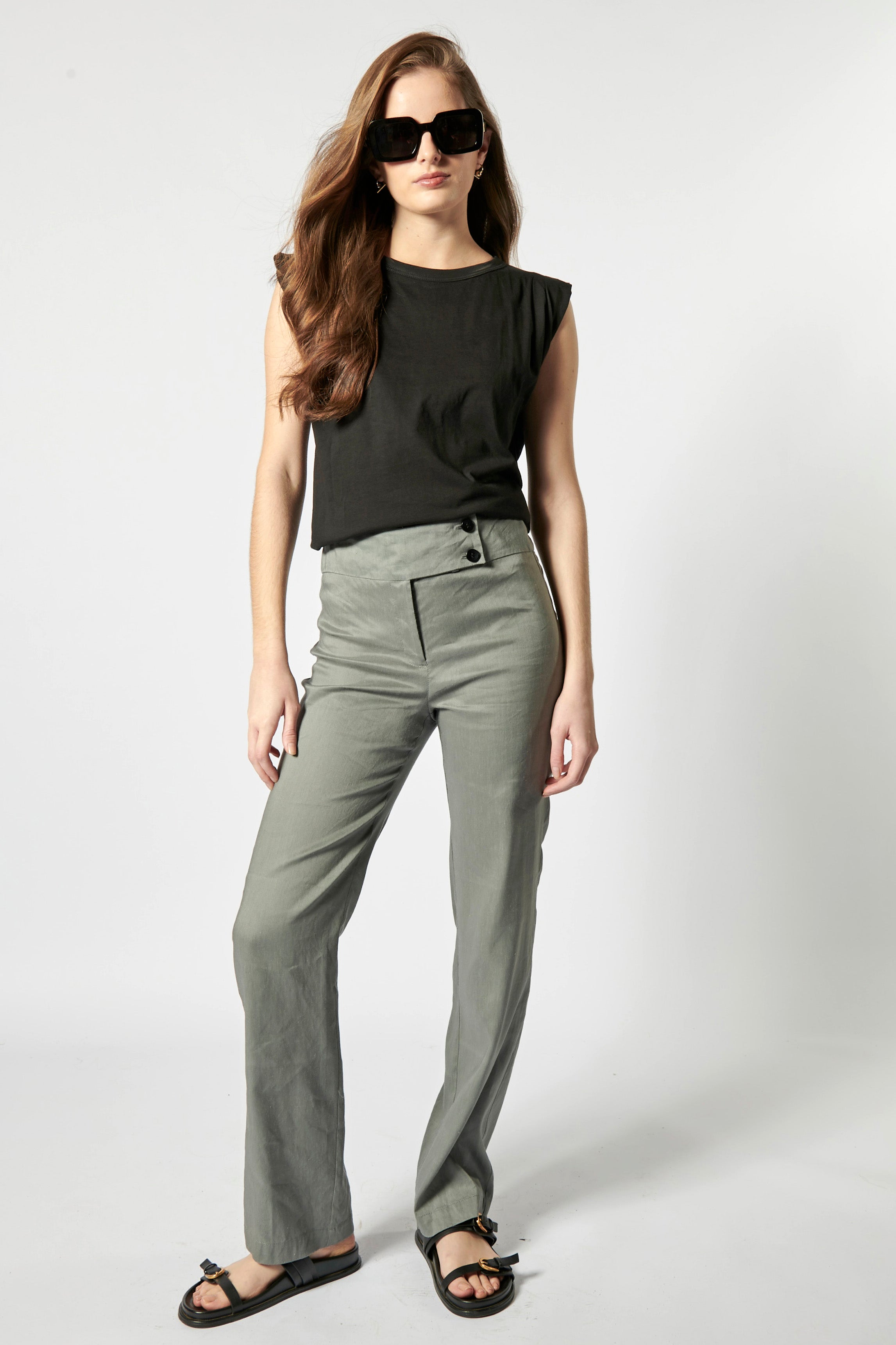 Pantalón Sauco de la marca P-2026-807 en color oscuro, con corte recto y bolsillos frontales, visible en la imagen.