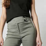 Pantalón Sauco de la marca P-2026-807, pantalones de tela con diseño ajustado y color oscuro, en vista lateral con bolsillos.
