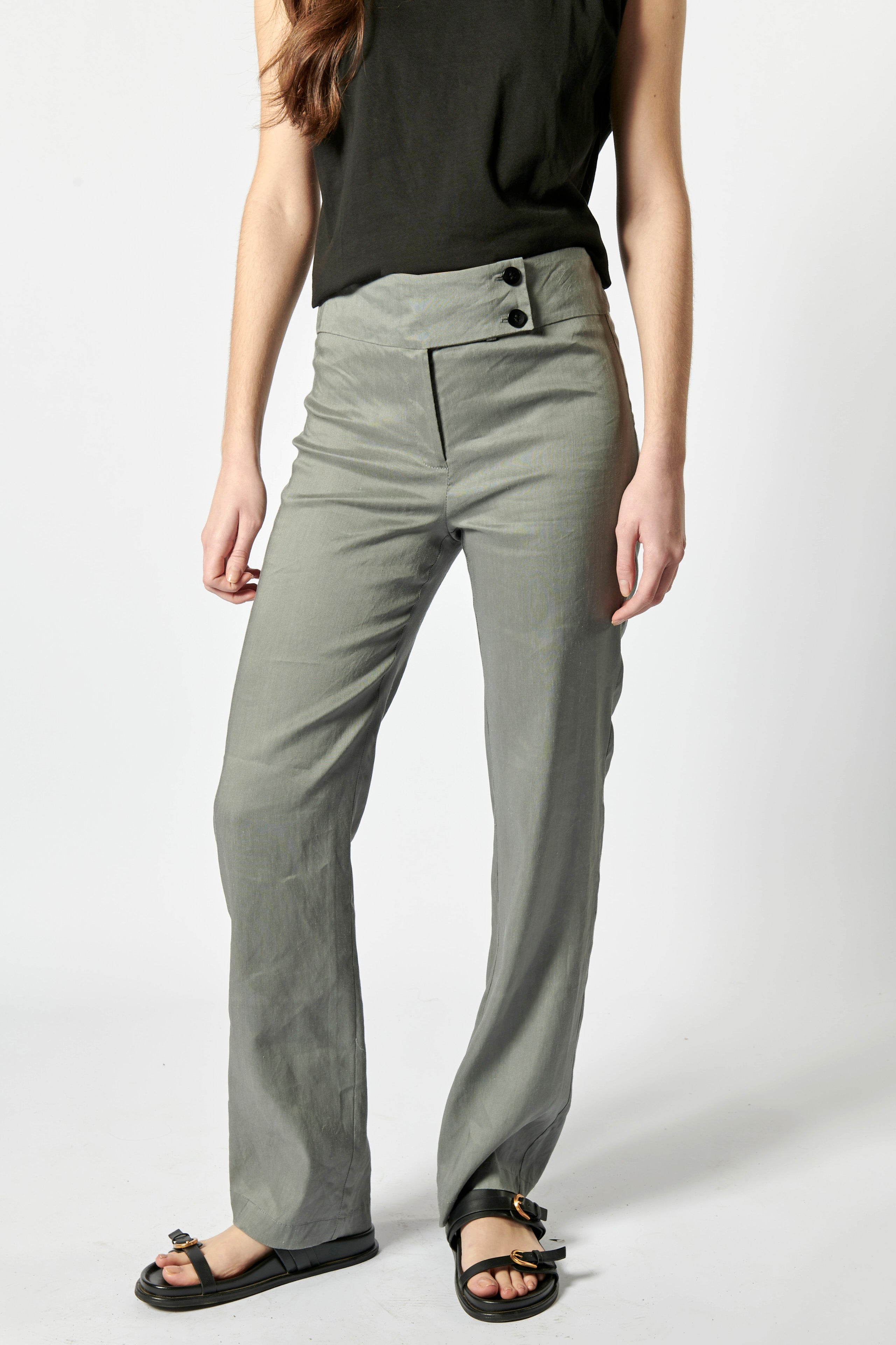Pantalón Sauco de la marca P-2026-807, pantalones de corte cómodo y estilo casual, en color neutro.