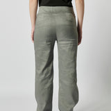 Pantalón Sauco de la marca P-2026-807, pantalones de tela con diseño moderno y ajuste cómodo, en color neutro.
