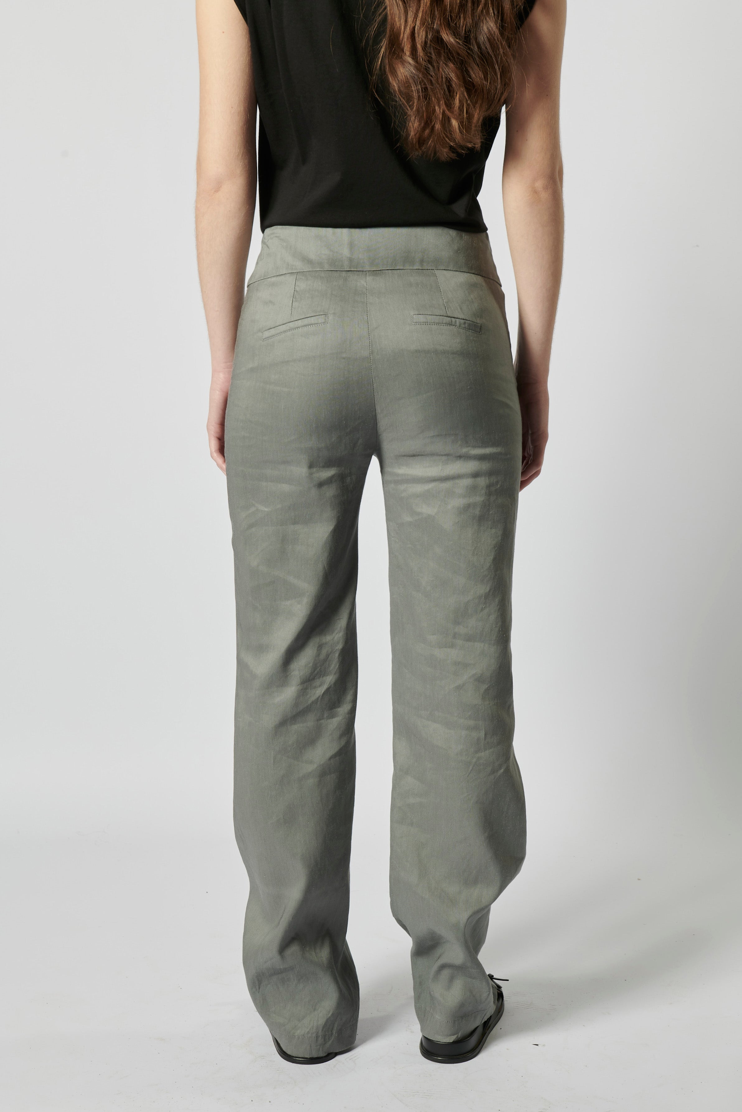 Pantalón Sauco de la marca P-2026-807, pantalones de tela con diseño moderno y ajuste cómodo, en color neutro.