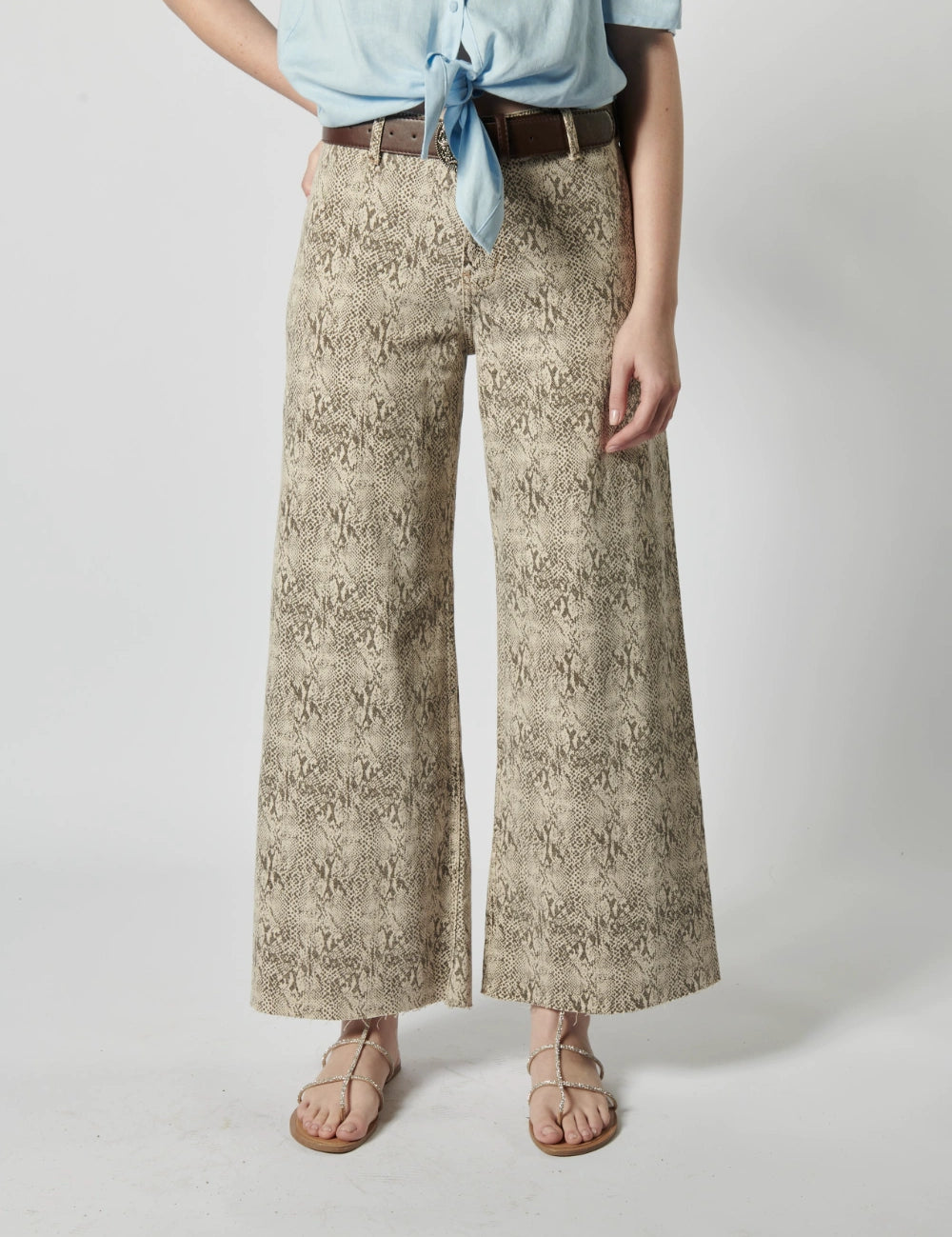 Vista frontal en detalle de jeans culotte con estampado animal y pierna ancha
