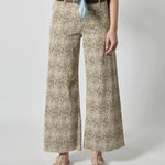 Vista frontal en detalle de jeans culotte con estampado animal y pierna ancha
