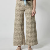 Vista frontal en detalle de jeans culotte con estampado animal y pierna ancha
