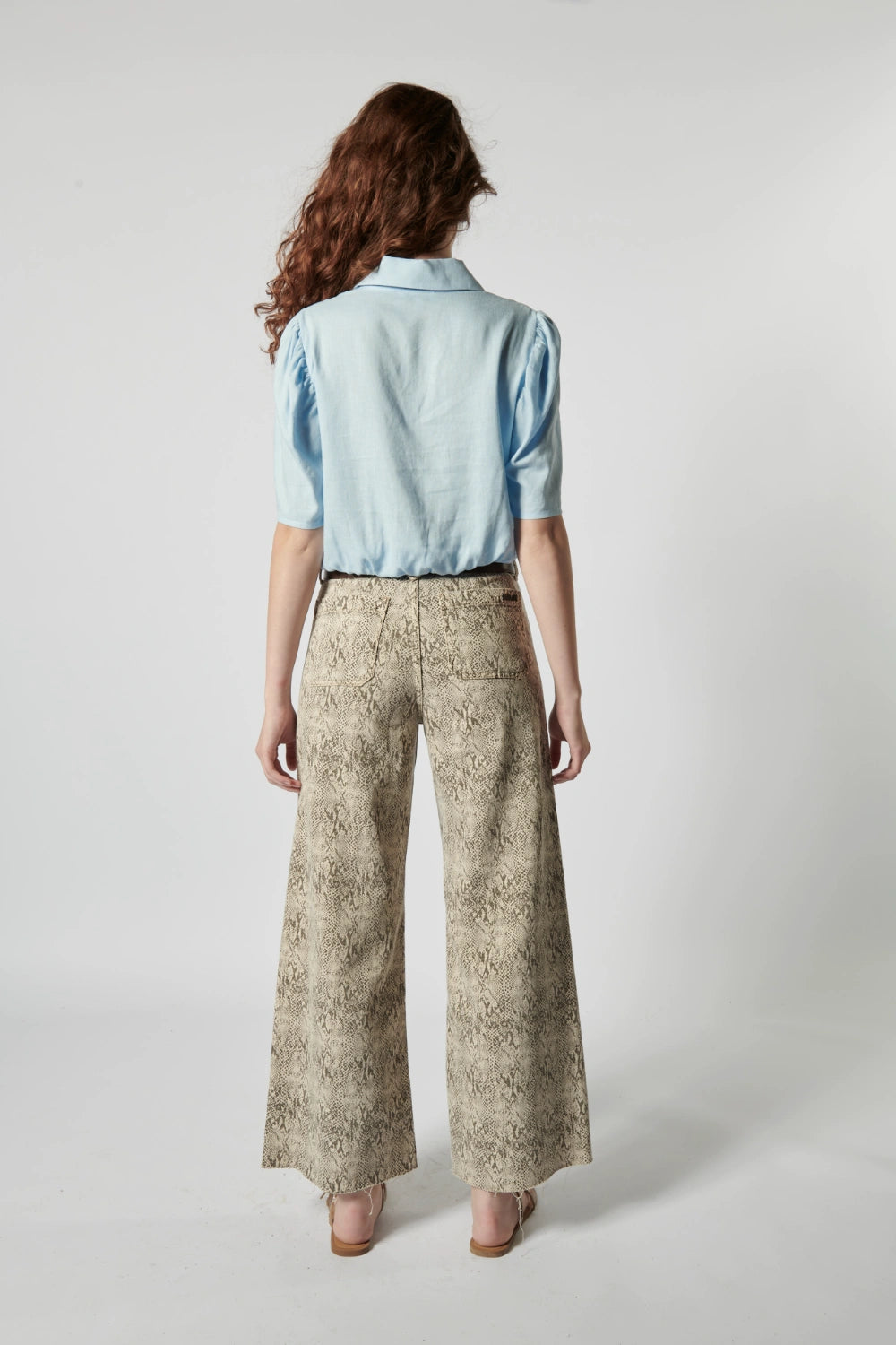 Vista trasera de jeans culotte mujer, tiro medio y sin dobladillo