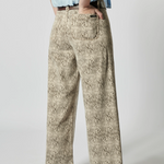 Vista lateral de jeans culotte estampado animal print con bolsillos tipo parche