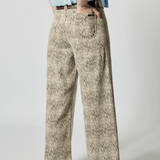 Vista lateral de jeans culotte estampado animal print con bolsillos tipo parche