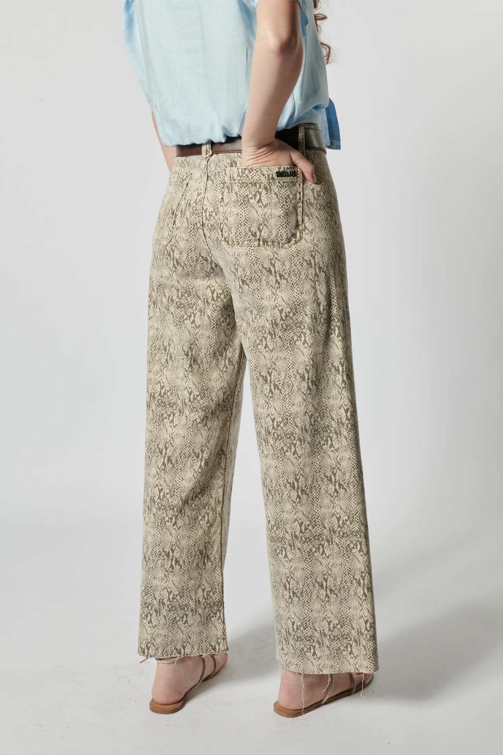 Vista lateral de jeans culotte estampado animal print con bolsillos tipo parche