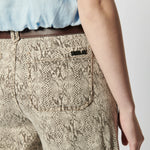Detalle de bolsillo trasero y textura de jeans culotte animal print mujer
