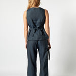 Pantalón Garmi de la marca P-2026-800, pantalones deportivos negros con detalles en blanco, vista frontal.