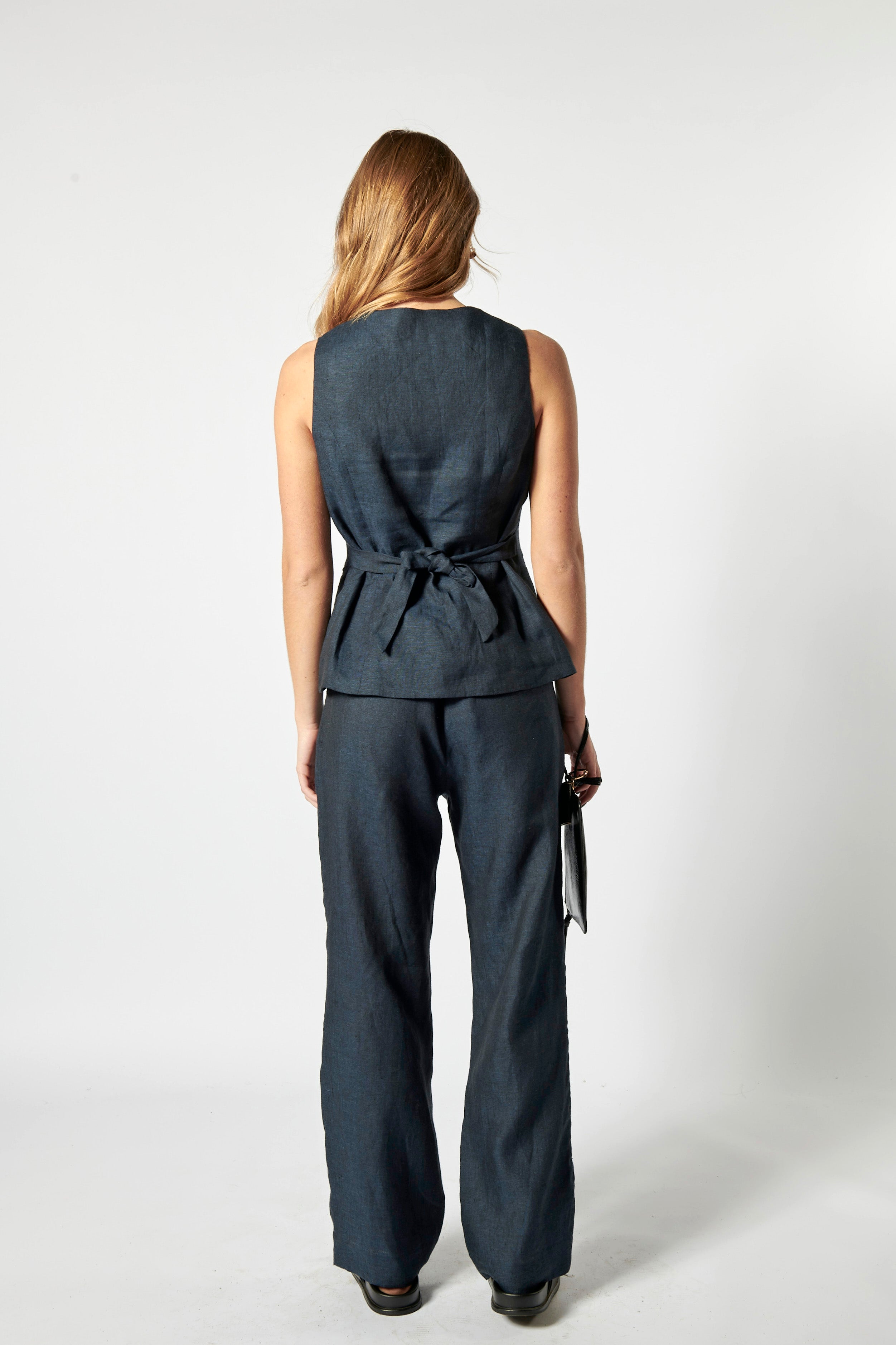 Pantalón Garmi de la marca P-2026-800, pantalones deportivos negros con detalles en blanco, vista frontal.