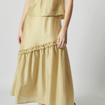 Falda Jules de la marca P-2026-409, diseño elegante en tela suave, con detalles en la cintura y caída fluida.