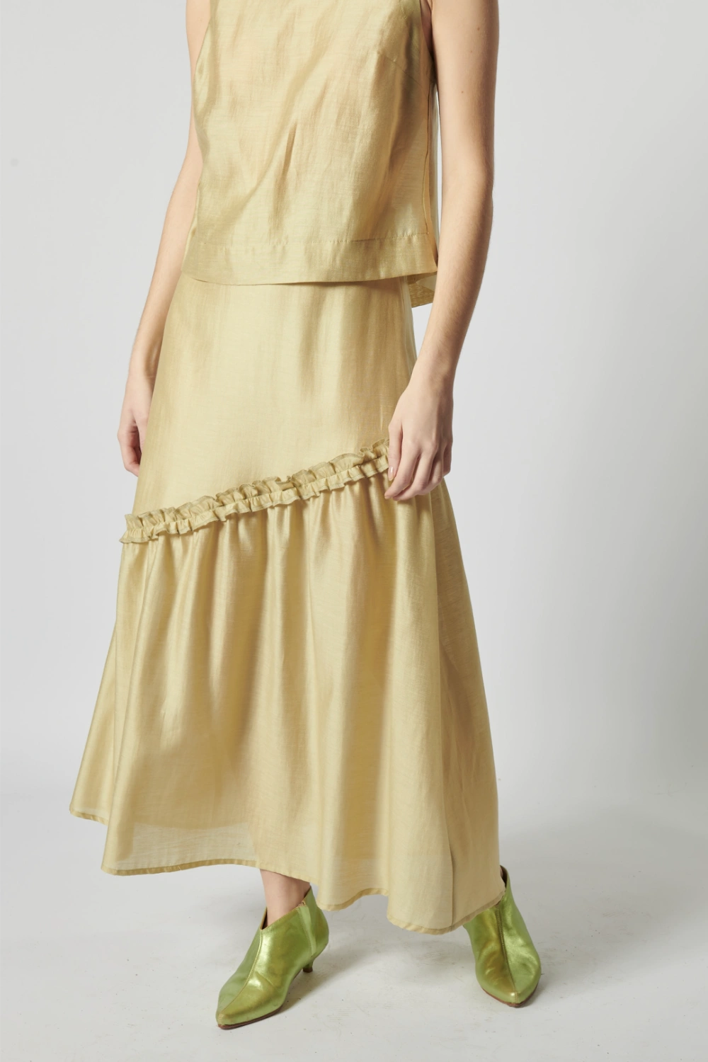 Falda Jules de la marca P-2026-409, diseño elegante en tela suave, con detalles en la cintura y caída fluida.