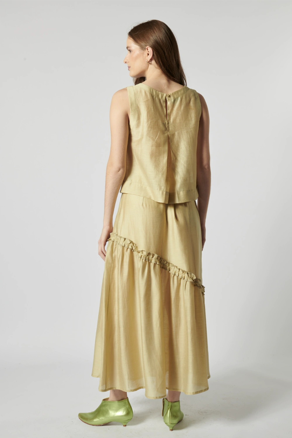 Falda Jules de la marca P-2026-409, con diseño elegante y detalles en la tela, perfecta para ocasiones especiales.
