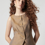 Chaleco Nunni de la marca P-2026-600, diseño elegante y cómodo, en color neutro, ideal para vestir en ocasiones formales.